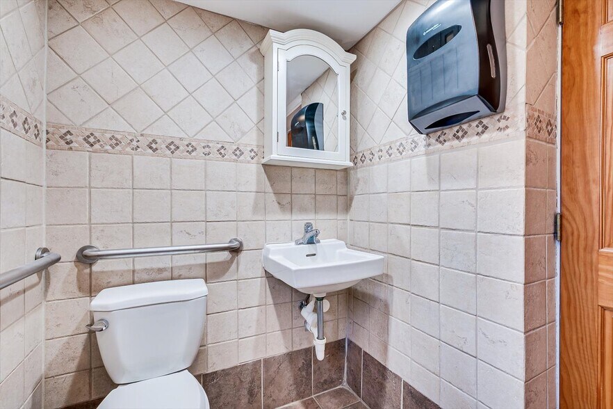 More Photos Of 27 N Main St, Marlboro Office For Sale