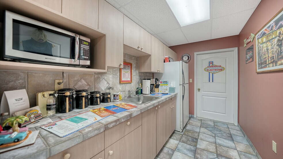 More Photos Of 2111 Whitfield Park Dr, Sarasota Showroom For Sale
