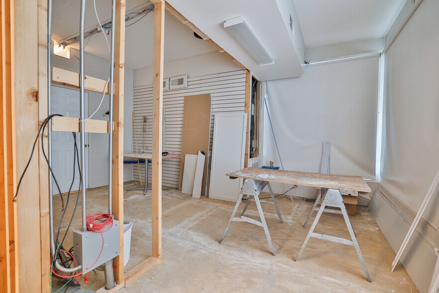 More Photos Of 107 N Bluff Rd, Collinsville Storefront For Sale