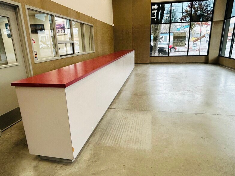 More Photos Of 739 NE Broadway St, Portland Showroom For Sale