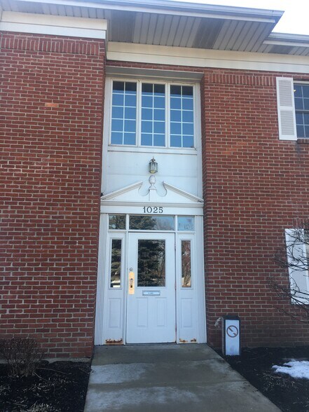 More Photos Of 1015-1025 W Wise Rd, Schaumburg Office For Sale