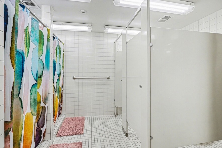 More Photos Of 302 N Trumbull St, Bay City Hotel For Sale