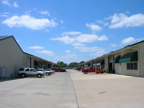 More Photos Of 16321 Loch Katrine Ln, Houston Warehouse For Lease