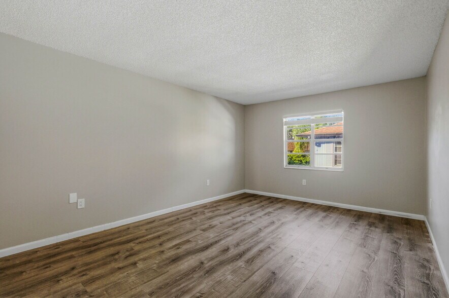 More Photos Of 9208 N Connechusett Rd, Tampa Apartments For Sale