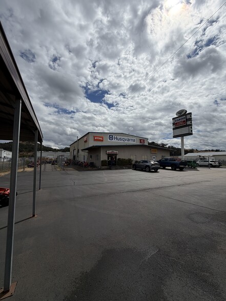 Primary Photo Of 7441 Old Highway 99 N, Roseburg Showroom For Sale