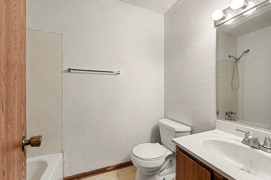 More Photos Of 8213 N Everton Ave, Kansas City Multifamily For Sale