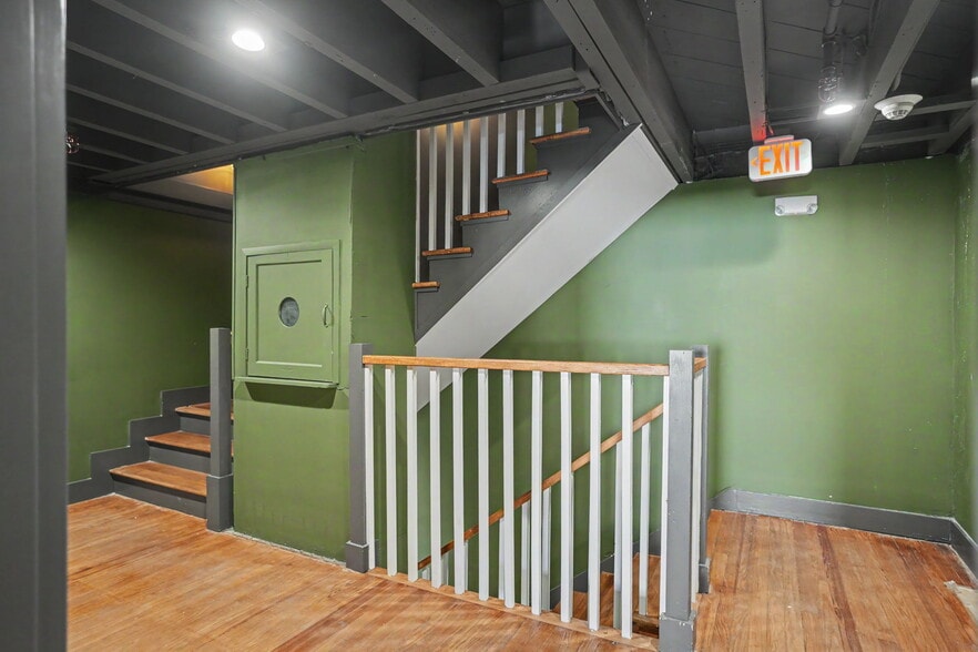 More Photos Of 101 E Broughton St, Savannah Storefront Retail Office For Lease