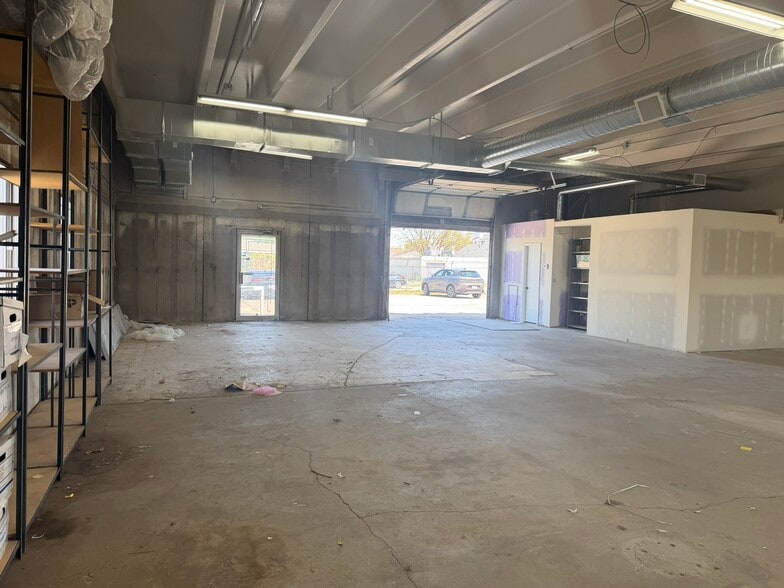 More Photos Of 2065-2085 S Holly St, Denver Showroom For Lease
