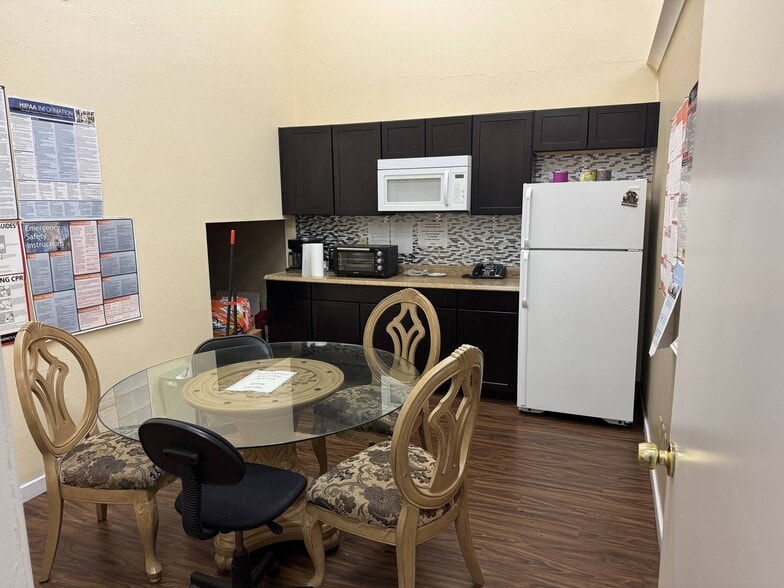 More Photos Of 2950 E Flamingo Rd, Las Vegas Office For Sale
