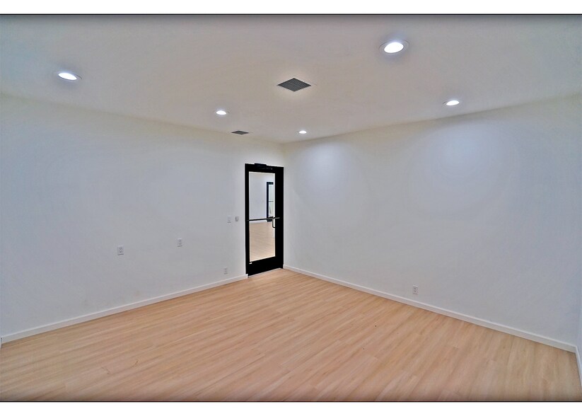 More Photos Of 1201 W Lincoln Ave, Yakima Movie Radio TVStudio For Sale