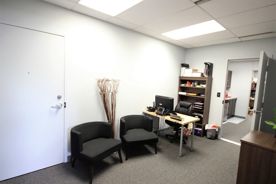 More Photos Of 1701 Woodward Dr, Ottawa Office For Lease