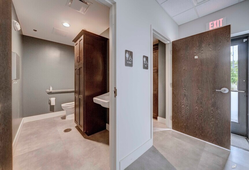More Photos Of 17684 Cordova Pl, Panama City Beach Distribution For Lease