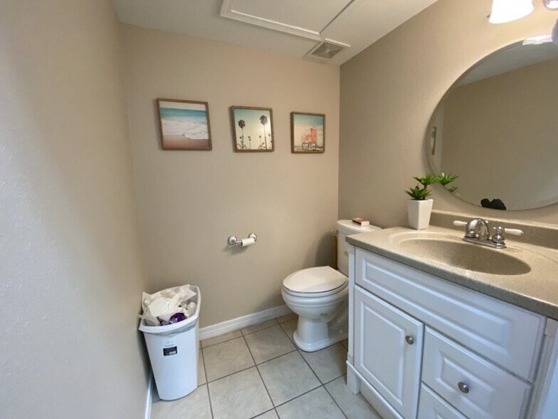 More Photos Of 913 Gulf Breeze Pky, Gulf Breeze Storefront Retail Office For Sale