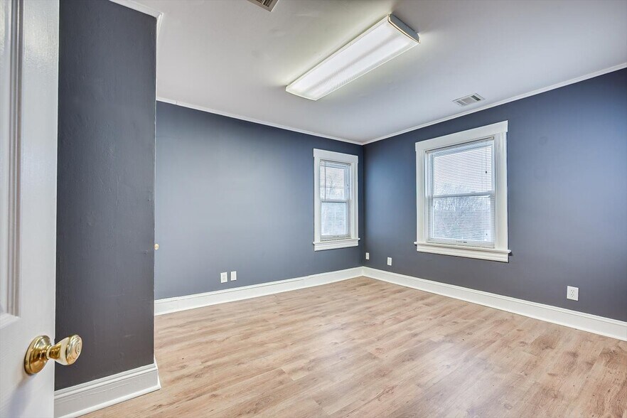 More Photos Of 27 N Main St, Marlboro Office For Sale