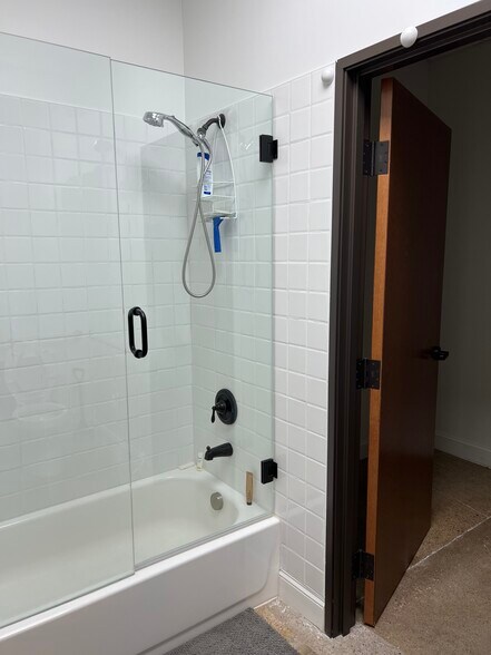 More Photos Of 10939 Shady Trl, Dallas Distribution For Lease