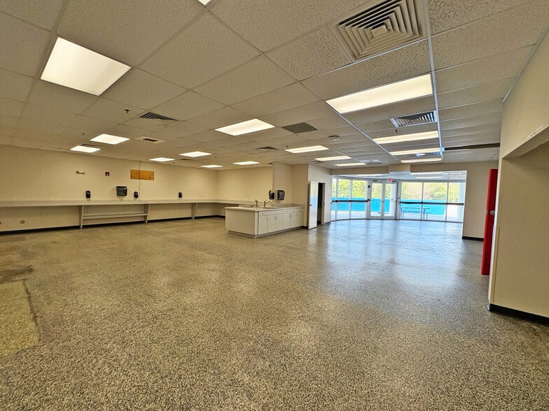 More Photos Of 201 Triple Diamond Blvd, North Venice Warehouse For Lease