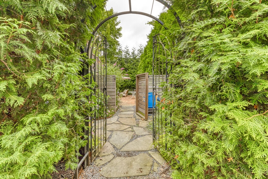 More Photos Of 126-130 N Main St, East Hampton Office For Lease