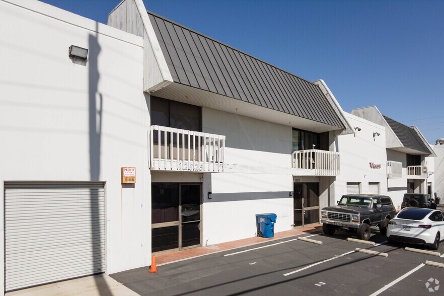More Photos Of 5335-5355 McConnell Ave, Los Angeles Warehouse For Lease