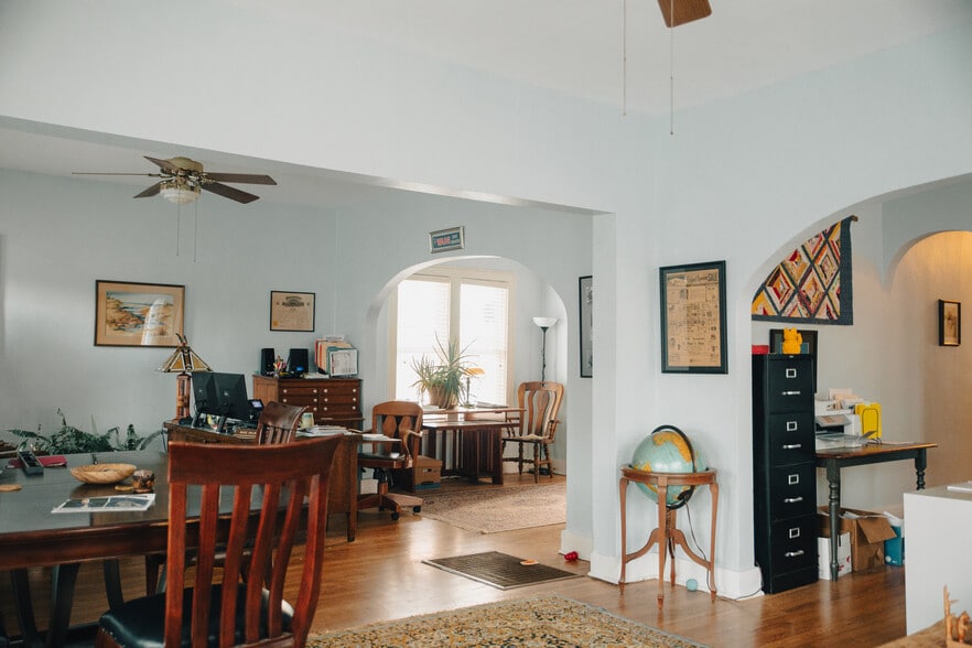 More Photos Of 355 N College Ave, Fayetteville Office Residential For Lease
