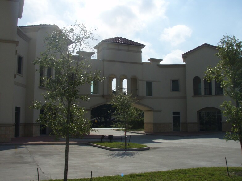 More Photos Of 3005-3115 W Loop 610, Houston Unknown For Lease