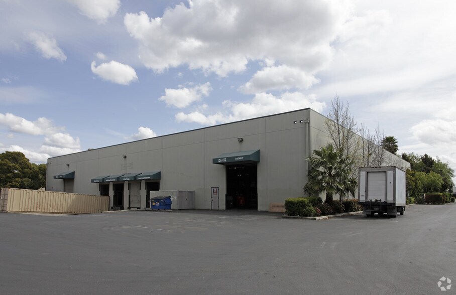 More Photos Of 2811 Faber St, Union City Light Manufacturing For Lease