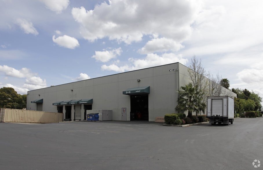 More Photos Of 2811 Faber St, Union City Light Manufacturing For Sale