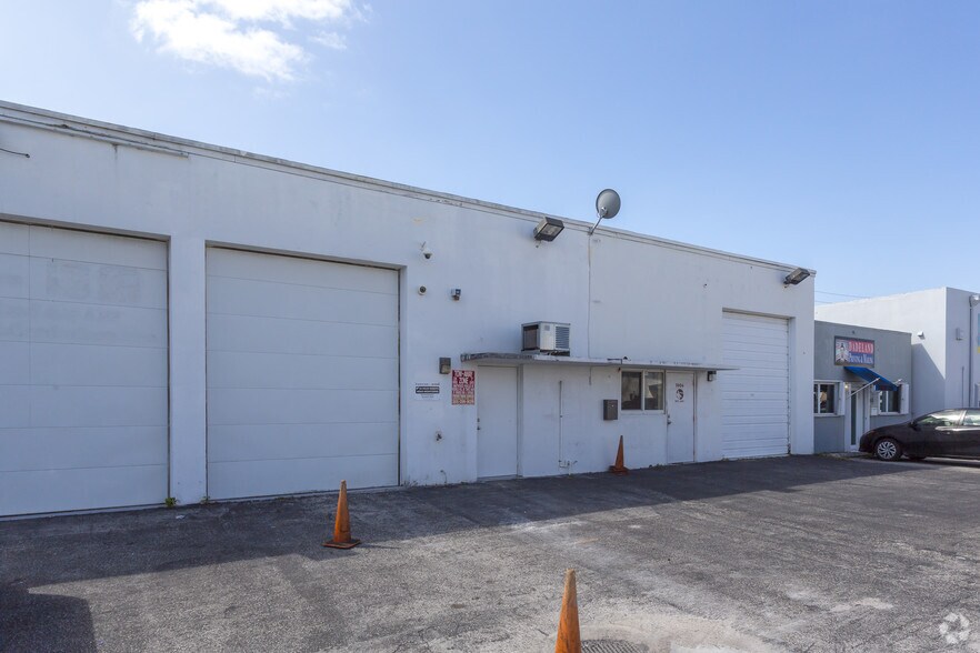 More Photos Of 5764-5806 Commerce Ln, South Miami Showroom For Lease