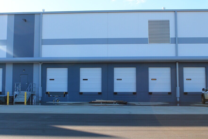 More Photos Of 6358 Research Park Blvd NW, Huntsville Distribution For Lease