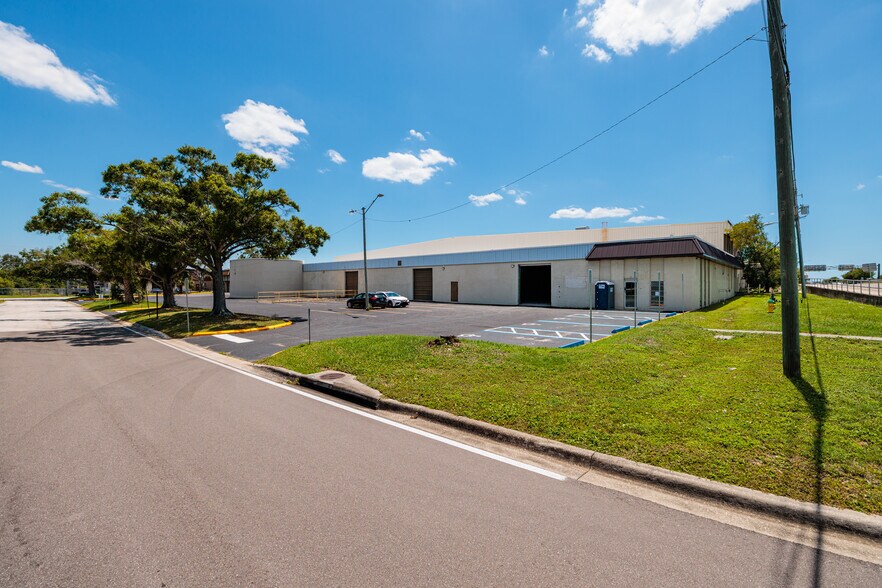 More Photos Of 6750 N Bryan Dairy Rd, Seminole Distribution For Lease