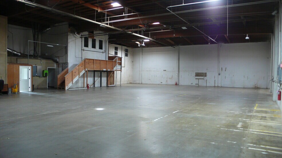 More Photos Of 741 S Airport Way, Stockton Showroom For Lease