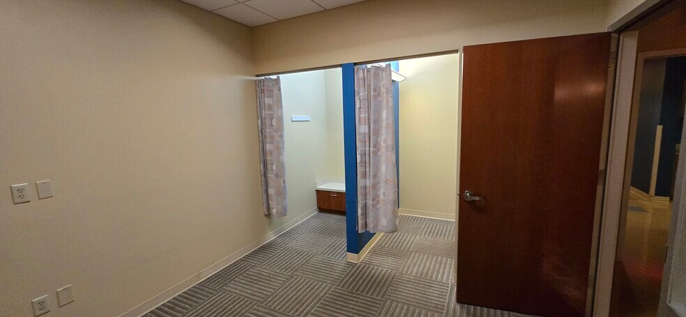 More Photos Of 955 10th Ave N, Naples Medical For Lease