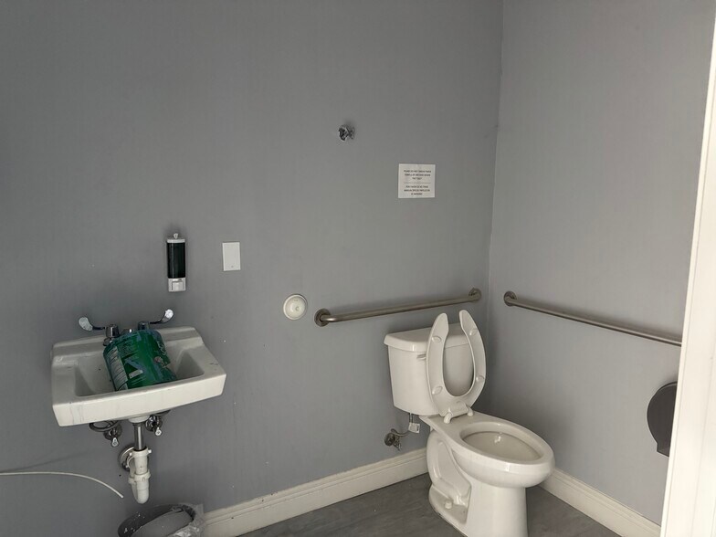 More Photos Of 4040 SW 69th Ave, Miramar Freestanding For Sale