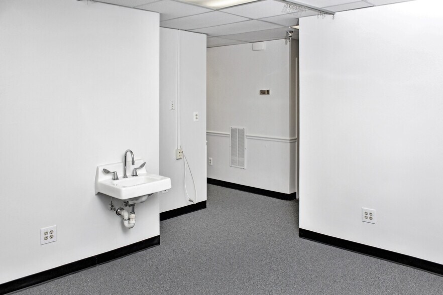 More Photos Of 22636 Glenn Dr, Sterling Medical For Lease