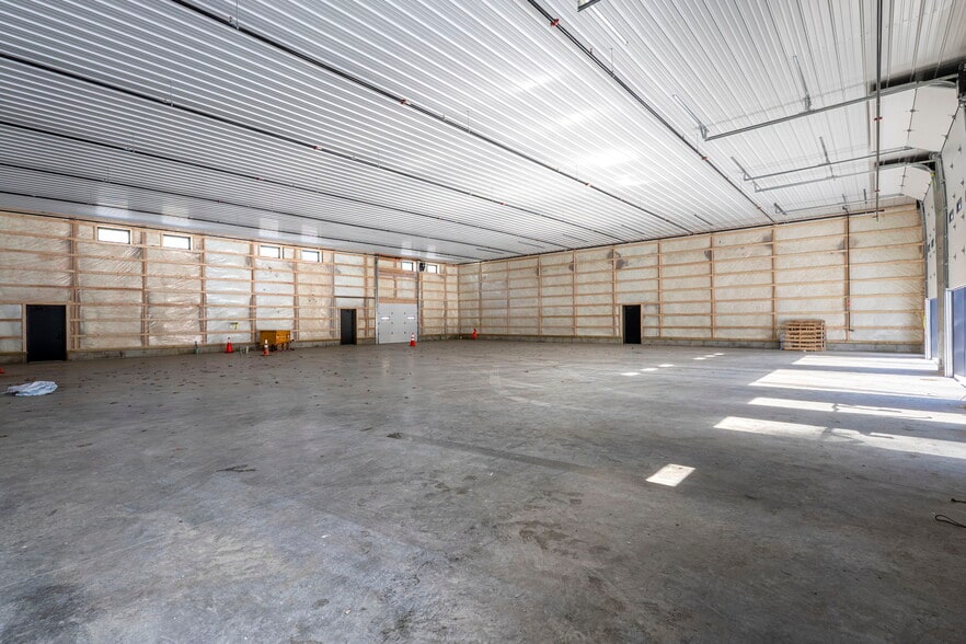 More Photos Of 32 London Ln, Seabrook Warehouse For Lease
