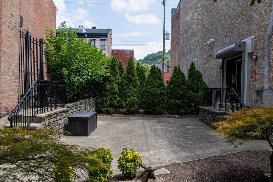 More Photos Of 2025-2033 Elm St, Cincinnati Warehouse For Sale