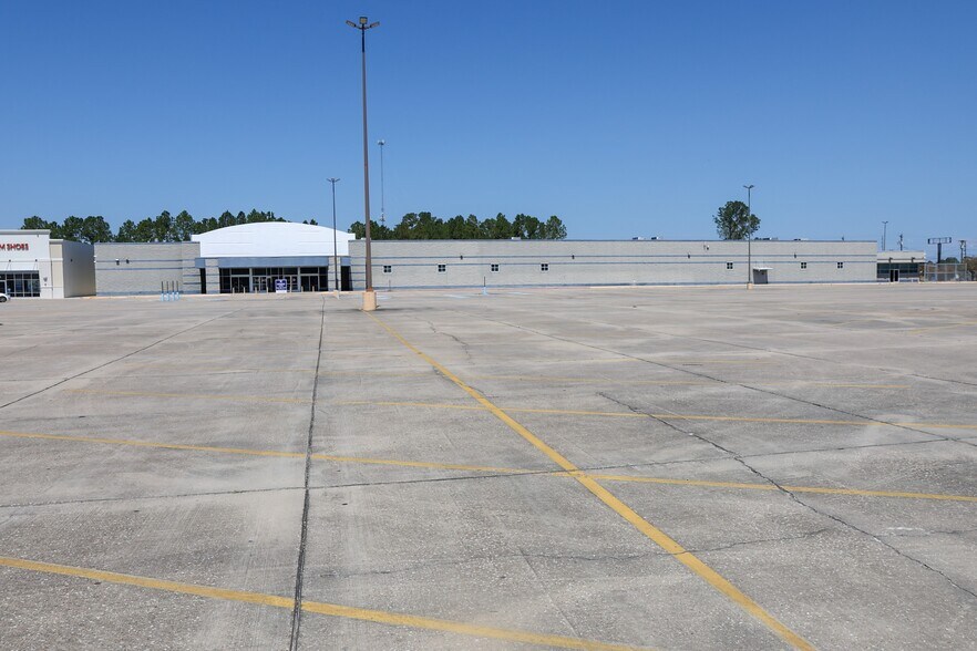 More Photos Of 3943 Denny Ave, Pascagoula General Retail For Lease