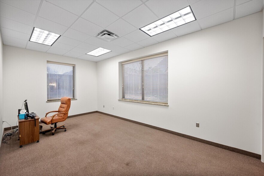 More Photos Of 820 Central Dr, Colleyville Office For Sale