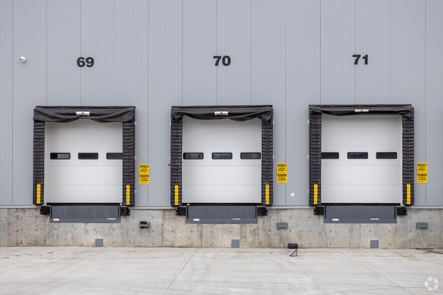 More Photos Of 11575 Stonehill Dr NE, Calgary Warehouse For Lease