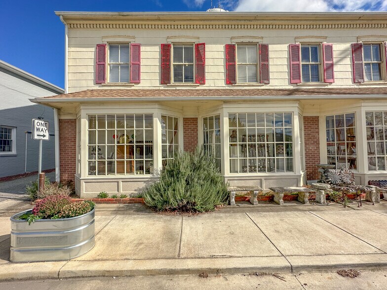 More Photos Of 102 N Main St, Galena Storefront Retail Office For Lease