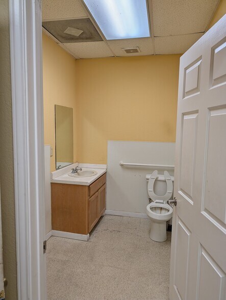 More Photos Of 101 W San Antonio St, San Marcos Office For Lease