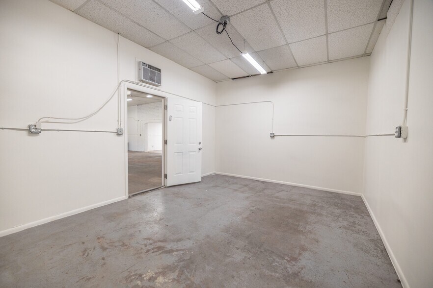 More Photos Of 2423 W Campbell Ave, Phoenix Warehouse For Lease