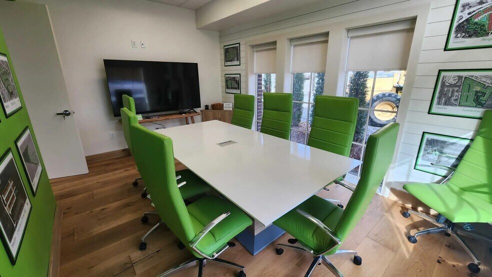 More Photos Of 363 S Main St, Alpharetta Freestanding For Lease