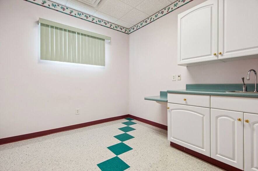 More Photos Of 43 Office Park Dr, Jacksonville Medical For Lease