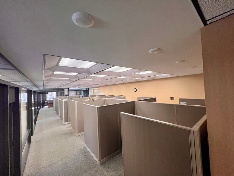 More Photos Of 302 5th St SW, Willmar Office For Sale