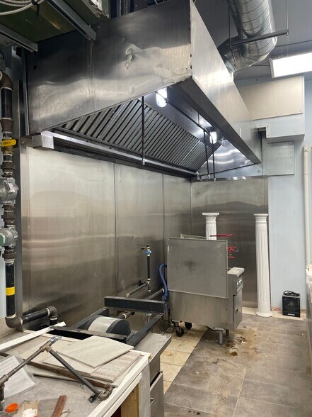 More Photos Of 198 King St W, Prescott General Retail For Lease