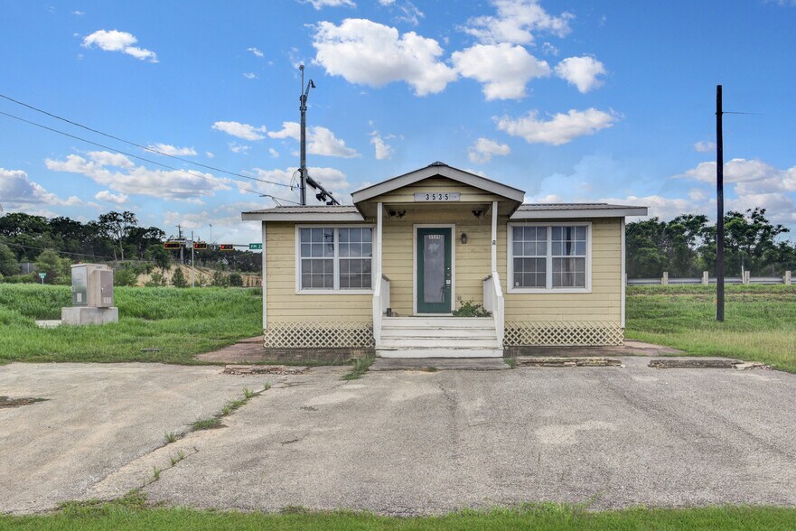 More Photos Of 103 Center Point Rd, San Marcos Flex For Lease