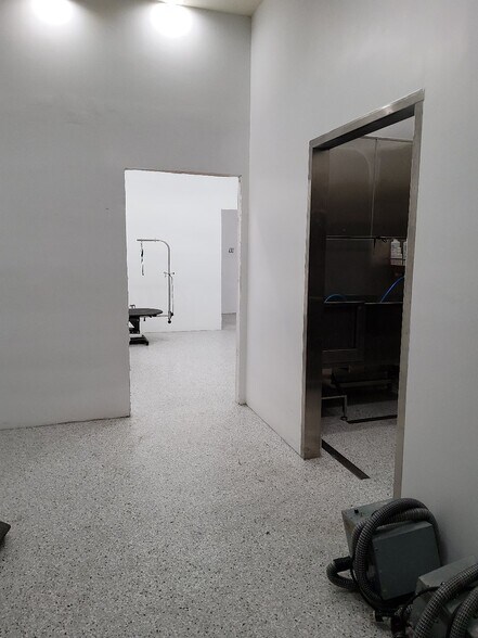 More Photos Of 10019-10023 Commerce Ave, Tujunga Storefront For Sale
