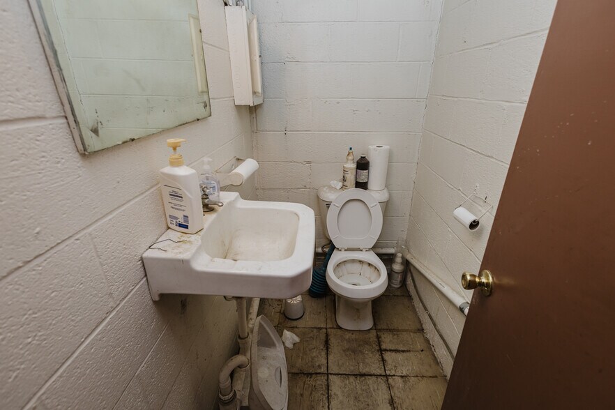 More Photos Of 410 N Commercial Ave, Sedgwick Storefront For Sale