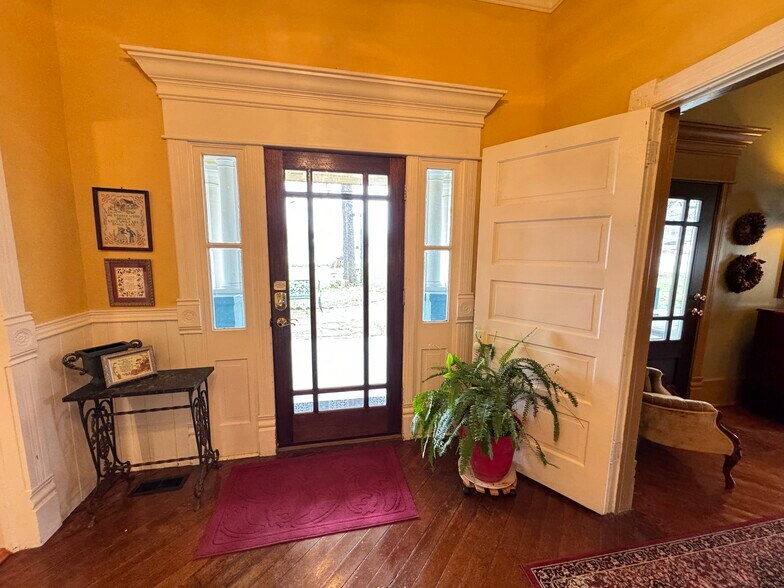 More Photos Of 224 W Chickasaw St, Tahlequah Hospitality For Sale