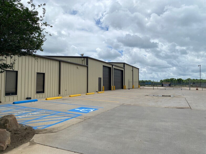 More Photos Of 4355 W Cardinal Dr, Beaumont Industrial For Lease